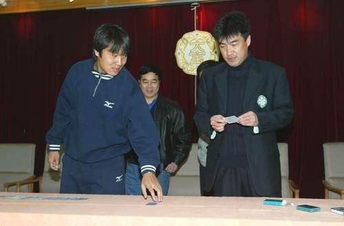 乐鱼体育官网-中超奇葩事：冠军躺赢亚军靠抽扑克 输球能进中超