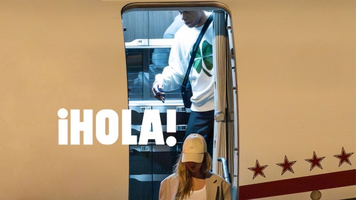 姆巴佩被拍到与26岁绯闻女友走下私人飞机，两人在巴黎共度数日