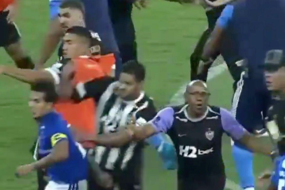 足坛罕见暴力群殴！终场前30秒爆发大乱斗，23人集体被驱逐